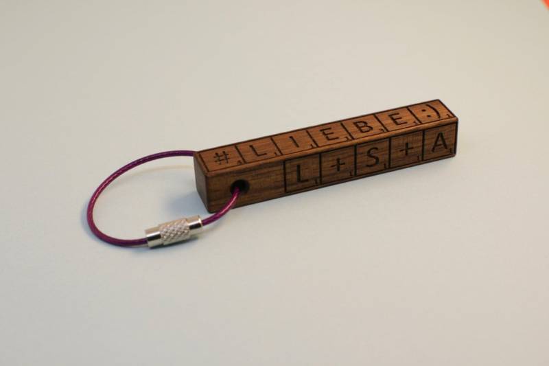 7+7 Zeichen Schlüsselanhänger in Nussbaum Zweiseitig, 65mm von RUPPERTdesign