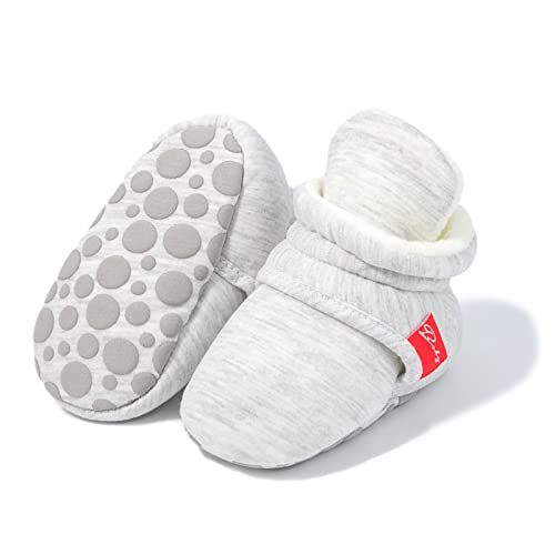 RVROVIC Baby Jungen Mädchen Kuschelige Fleece-Schuhe mit rutschfester Unterseite, Warme Wintersocken(2-LichtGrau, 0-6 Monate) von RVROVIC