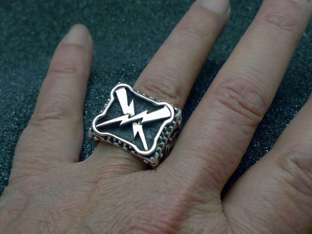 Blitz-Bolzen König Und Königin Schädel Breitband Blitz-Bolzen König Und Königin Schädel Breitband von RXVrings