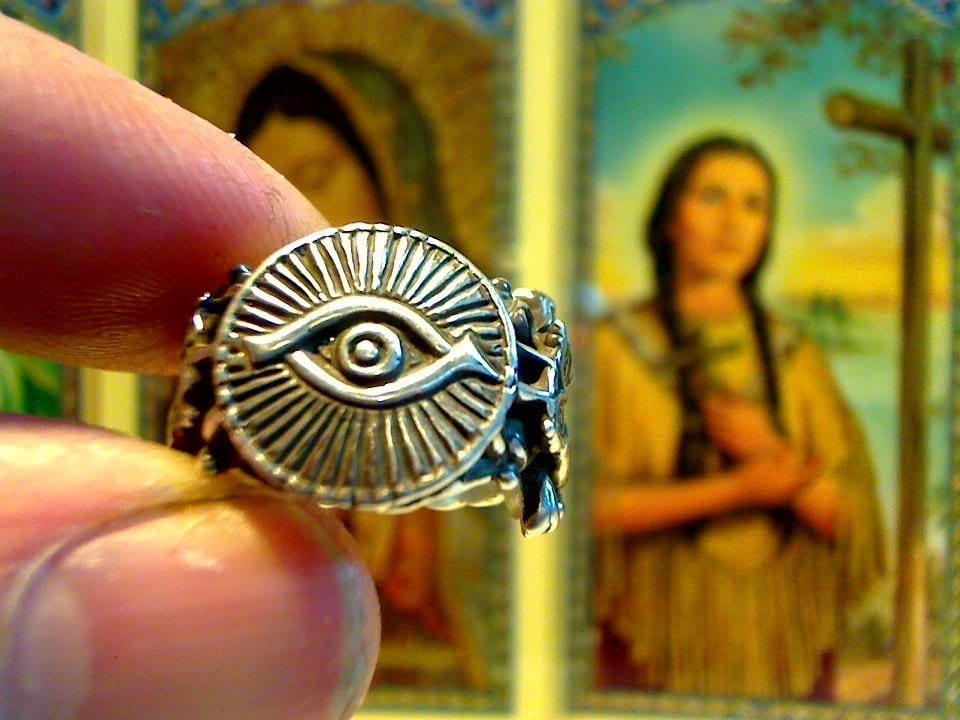 Kleines Auge Gottes Amulett Good Luck Ring Zwei Glückseulen Für Wicca Und Biker Sucher von RXVrings