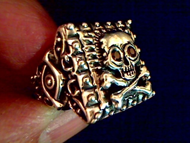 Tita Piraten Ring Rubin Augen Schädel Und Kreuzknochen von RXVrings
