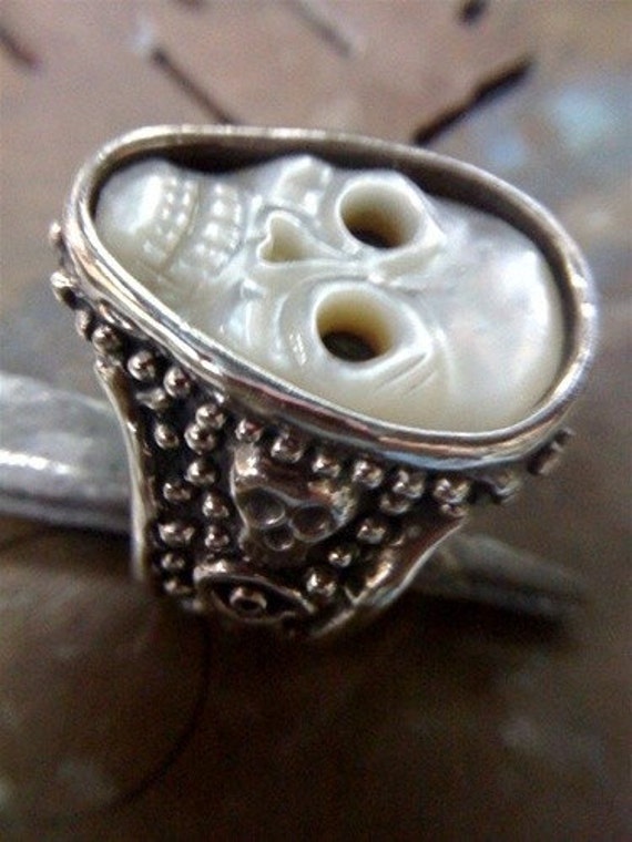 Weißer Regen Custom Totenkopf Ring von RXVrings