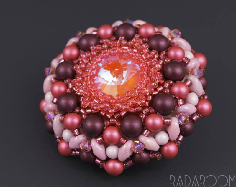 Beaded Brooch in Berry Colors With Swarovski Elements | Pink-Red Beaded Brooch in Berry Colors With Swarovski Elements | Pink-Red von RaDaRoom