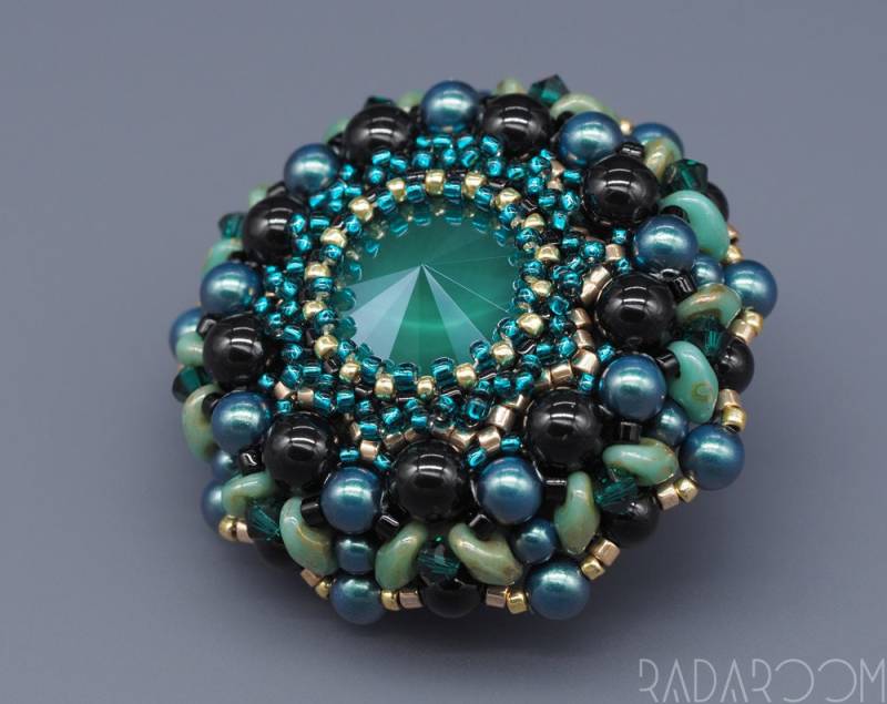 Beaded Brooch in Black & Green Colors With Swarovski Elements von RaDaRoom