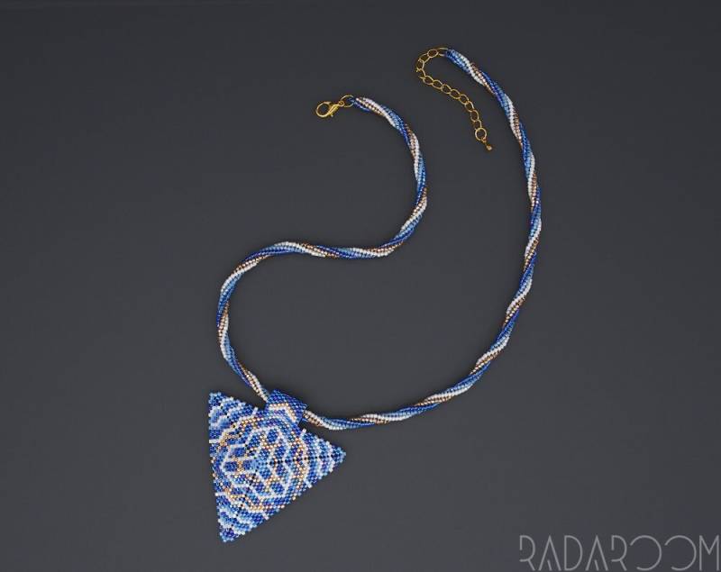 Beaded Triangle Pendant, Necklace, Geometric Triangle Perlenkette Mit Anhänger von RaDaRoom