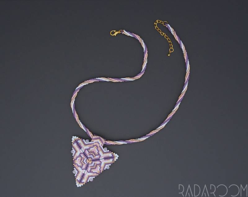 Beaded Triangle Pendant, Necklace, Geometric Triangle Perlenkette Mit Anhänger von RaDaRoom
