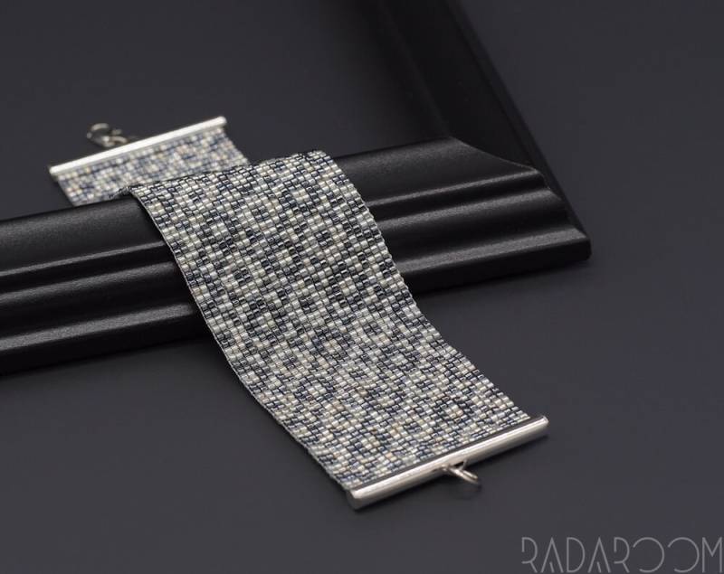 Unisex Beaded Bracelet Hematite & Gray Bead Loom With Geometric Pattern Gift For Men von RaDaRoom