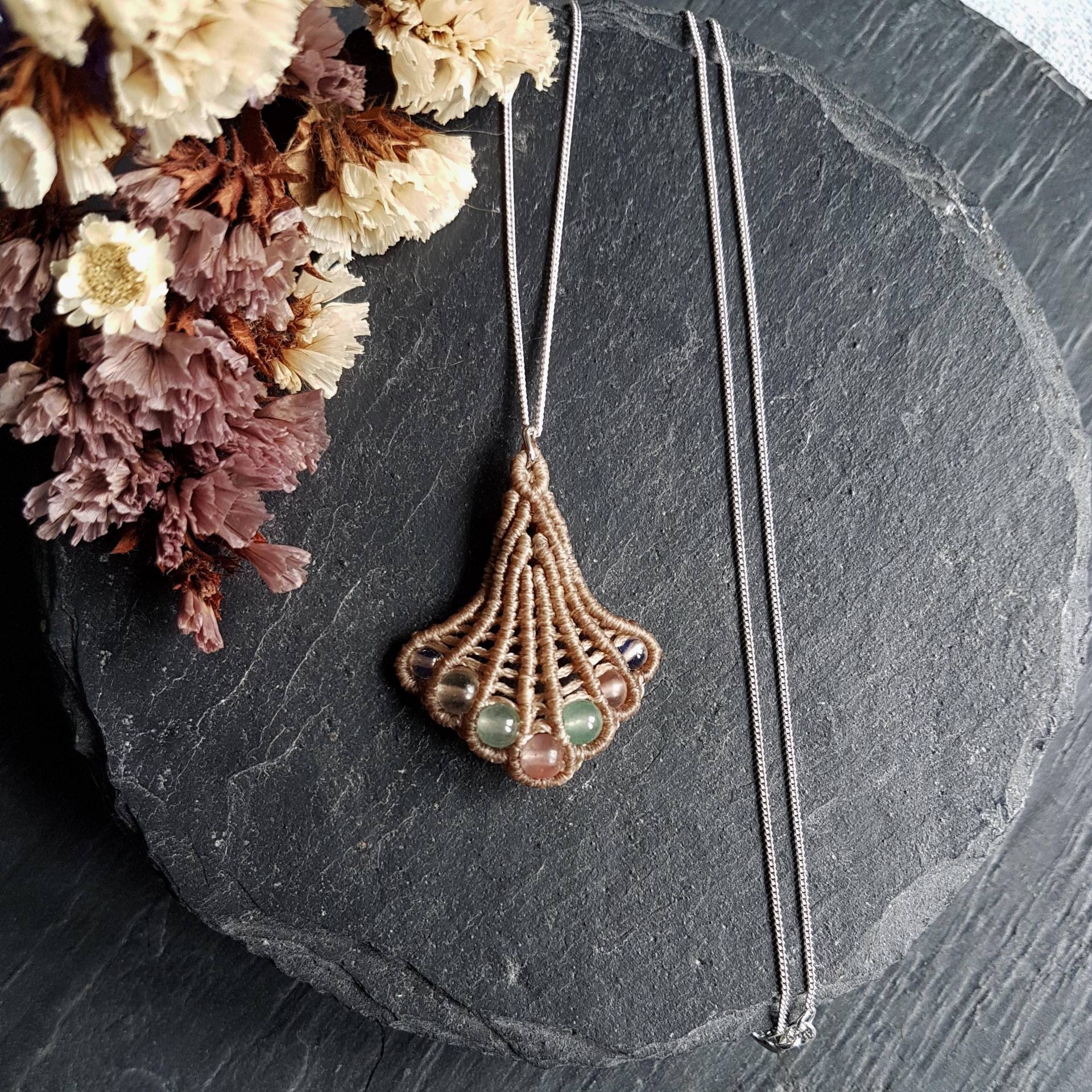 Makramee Kette Mit Rosenquarz & Aventurin Jugendstil Schmuck Art Nouveau Kettenanhänger Filigraner Boho Vintage Stil "Capasanta" Makramee Kette Mit Rosenquarz & Aventurin Jugendstil Schmuck Art Nouveau Kettenanhänger Filigraner Boho Vintage Stil "Capasanta" von Rabenmarkt