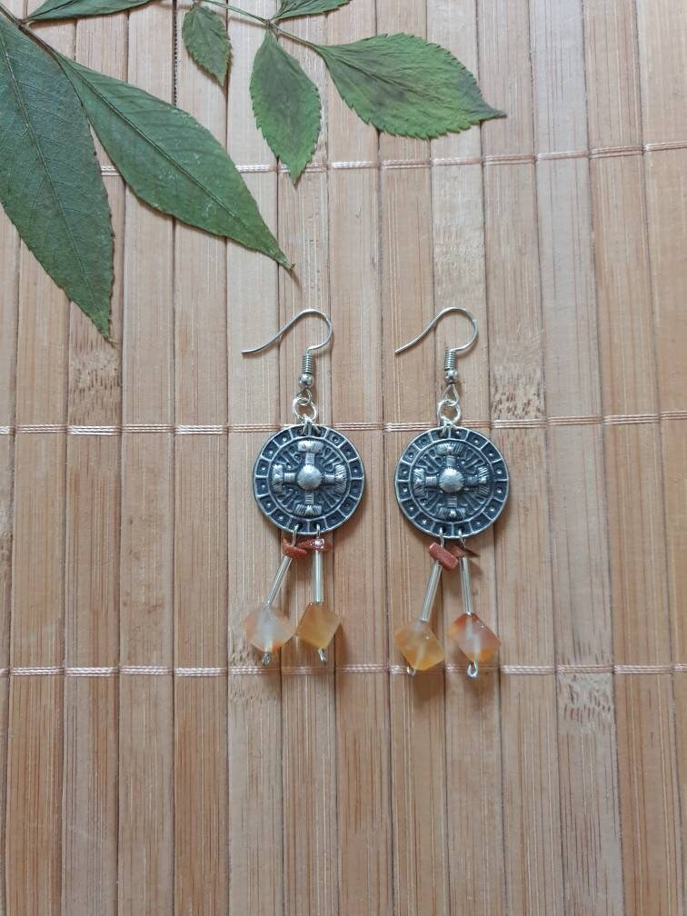 Edelsteinschmuck, Hängeohringe Mit Zinn Und Edelstein von Rabenschatz