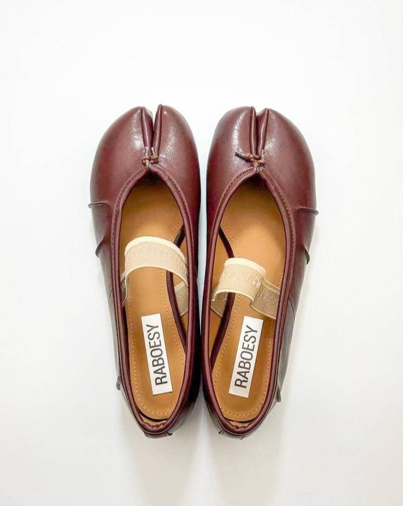 Eco Leder Retro Single Band Tabi Ballerinas | Split Toe Verstellbarer Riemen Mary Jane Schuhe Orange-Schwarz-Rot-Splitter-Split-Toe-Ballerina von Raboesy