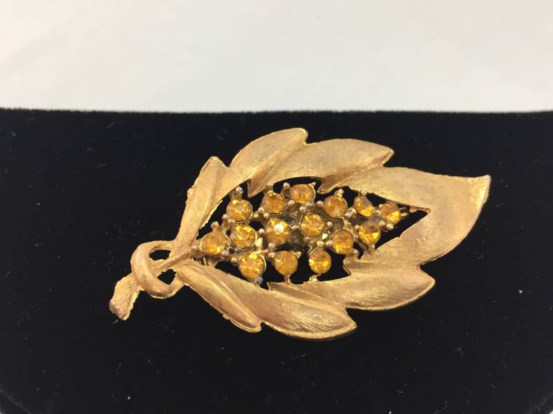 Blatt Brosche. Gebürstete Gold-Ton-Metall Und Topaz Rhinestone-Brosche von RabsNicoleRelics