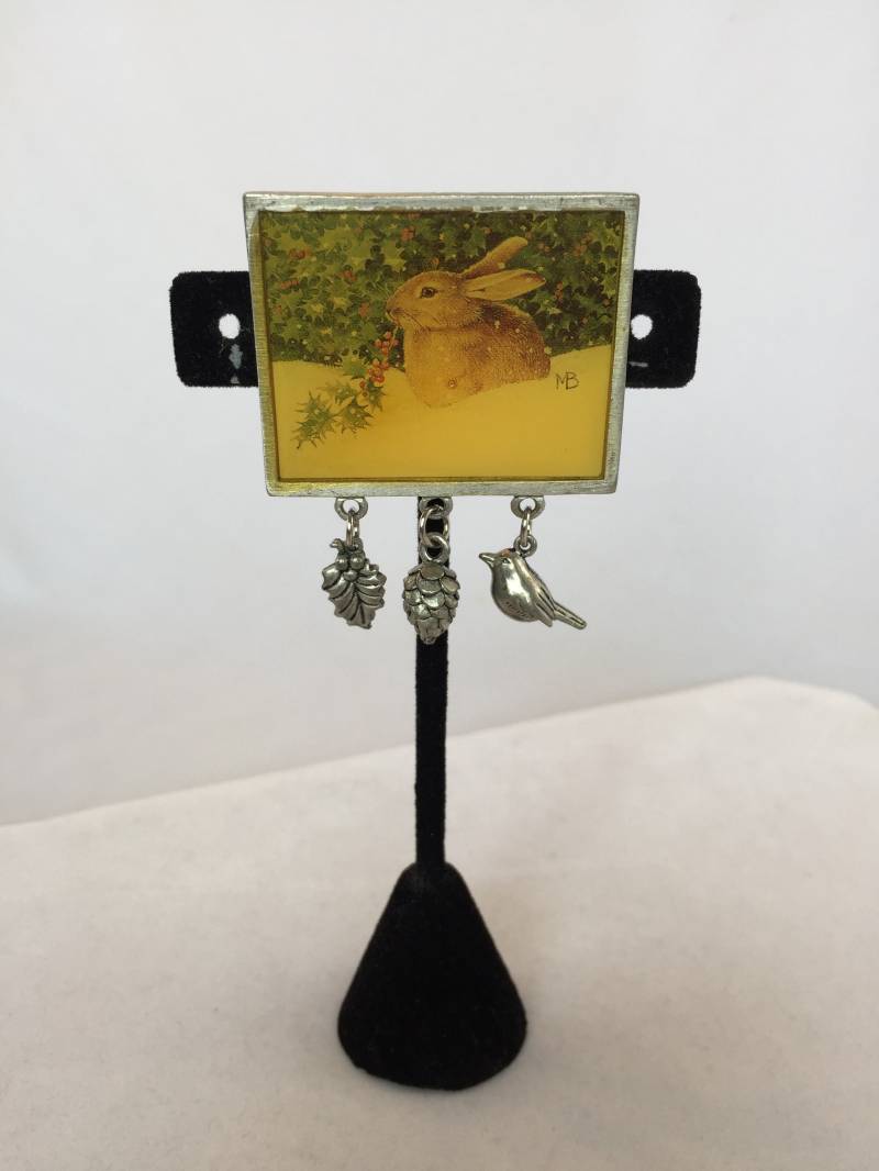 Marjoleinbastin Brosche Häschen Im Schnee von RabsNicoleRelics