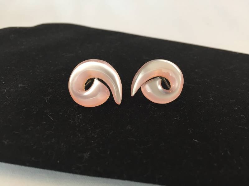 Pink Moon Glow Swirl Ohrringe von RabsNicoleRelics