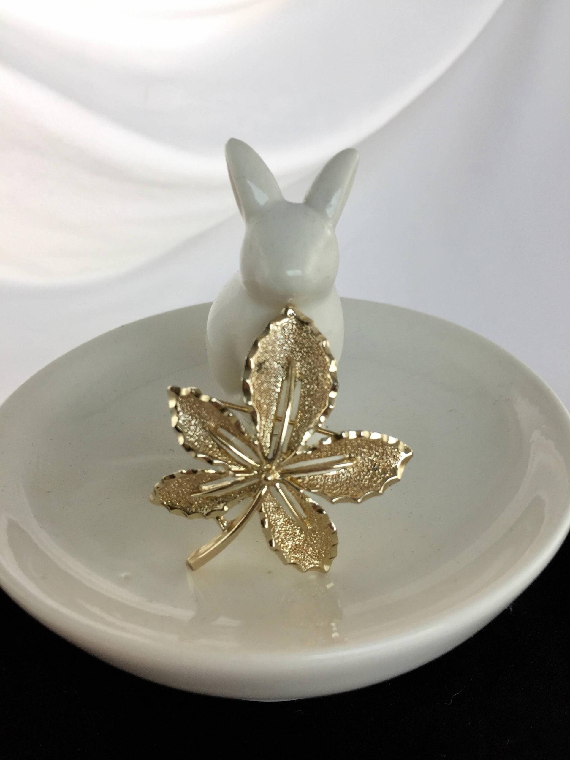 Sarah Coventry Leaf Brosche, Goldfarbenes Metall Sarah Coventry Leaf Brosche, Goldfarbenes Metall von RabsNicoleRelics