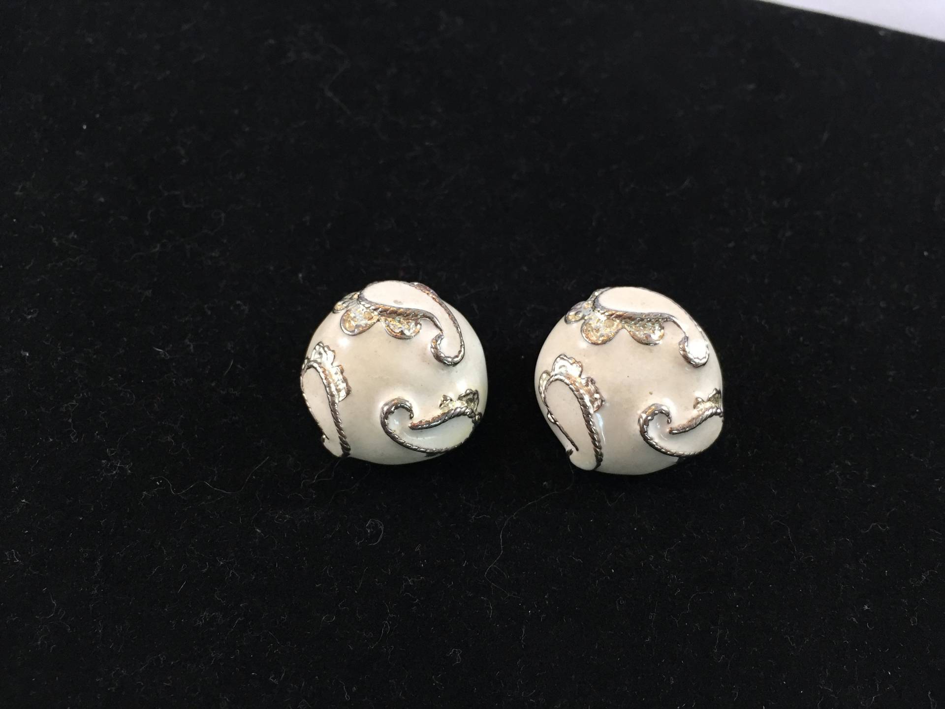 Vendome Knopf Ohrringe. Silber Und Weiße Emaille von RabsNicoleRelics