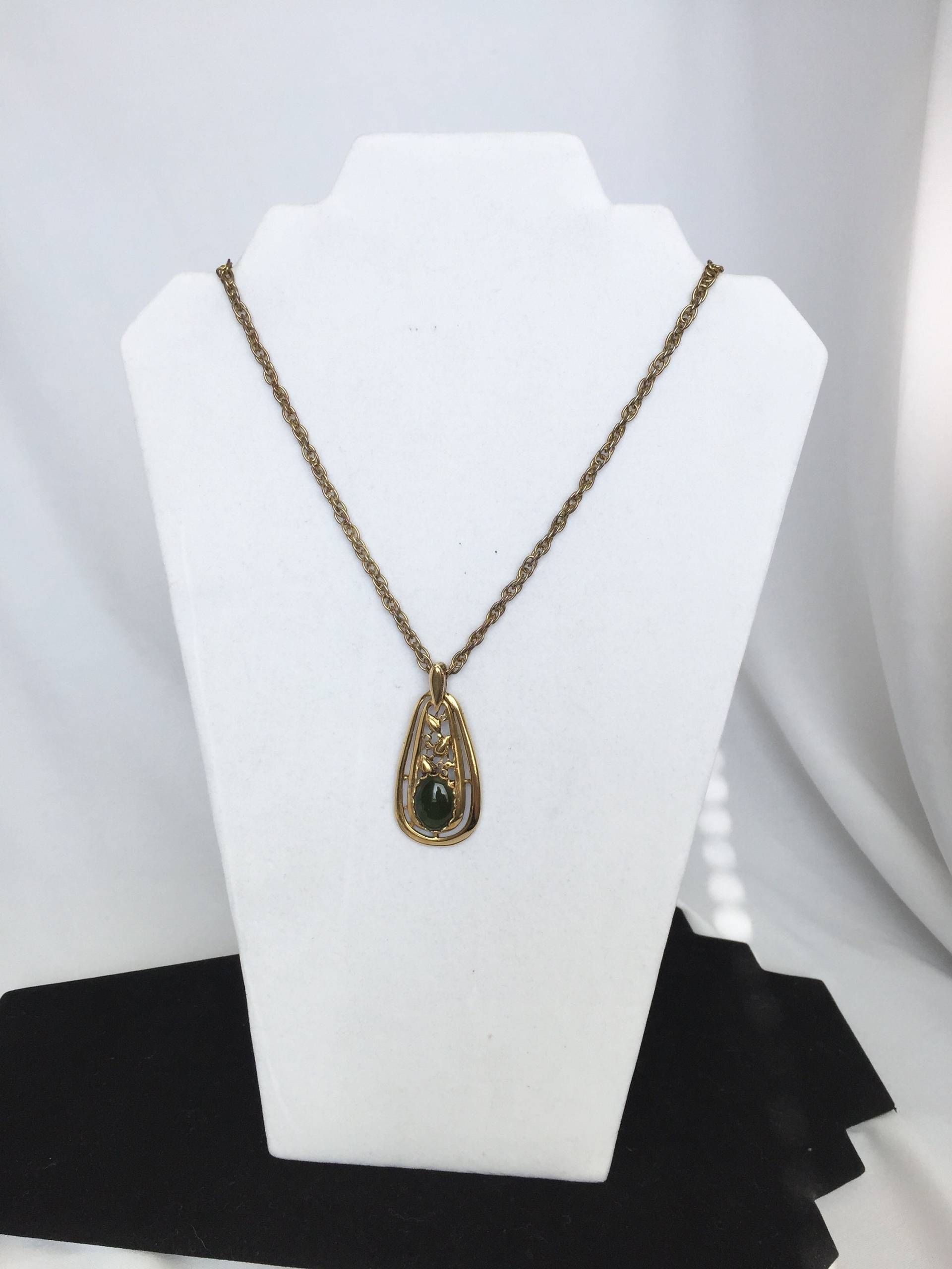 Vergoldet Und Jade Anhänger Halskette. Teardrop-Form von RabsNicoleRelics