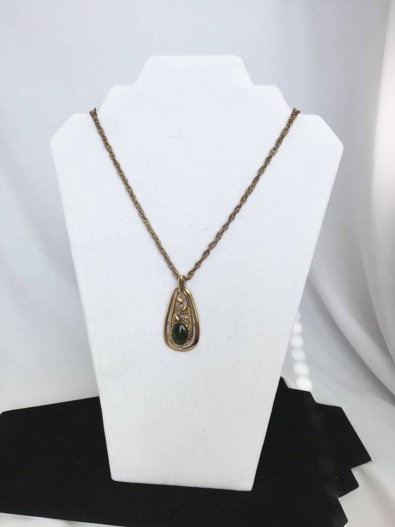 Vergoldet Und Jade Anhänger Halskette. Teardrop-Form von RabsNicoleRelics