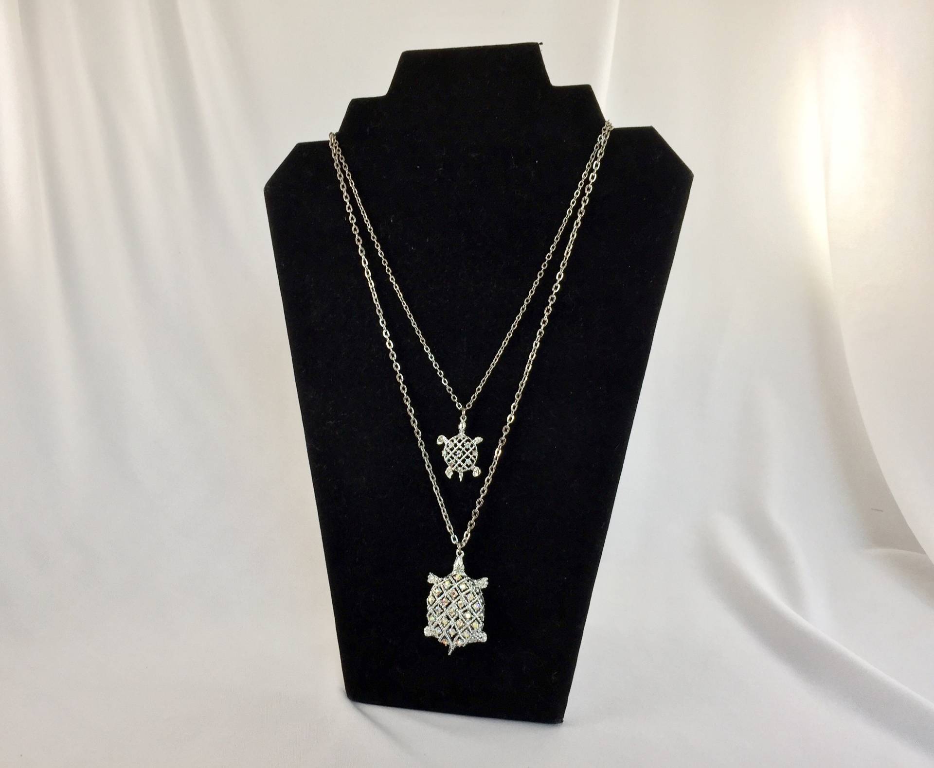 Vintage Doppel-Schildkröten-Anhänger-Halskette, Aurora Borealis Strasssteine von RabsNicoleRelics