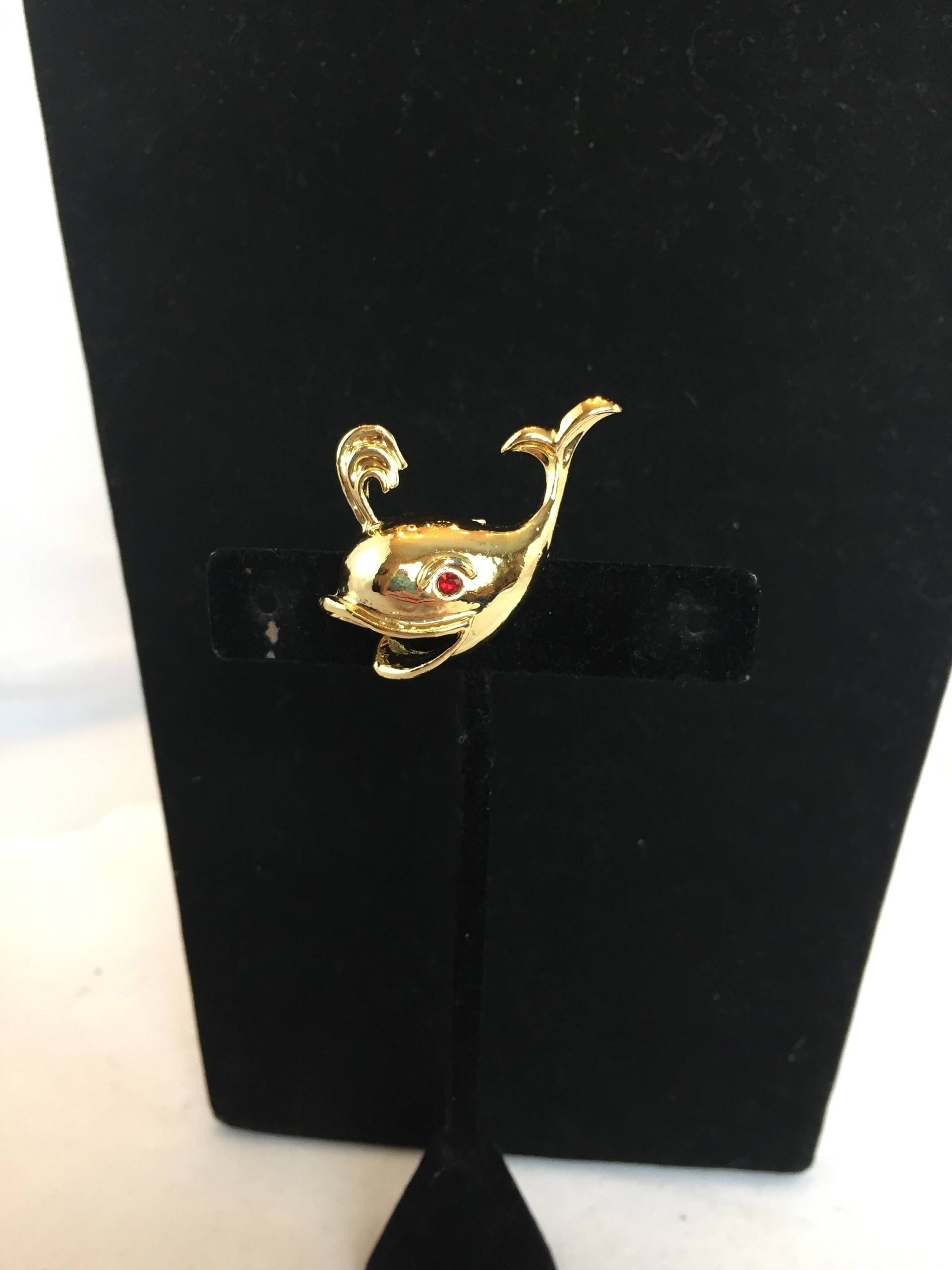 Vintage Gerrys Wal Brosche. Gold Ton Mit Rubin Auge Vintage Gerrys Wal Brosche. Gold Ton Mit Rubin Auge von RabsNicoleRelics