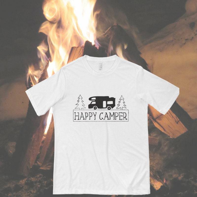 Happy Camper Gildan Kurzärmeliges Unisex-T-Shirt von RaccoonLakeShop