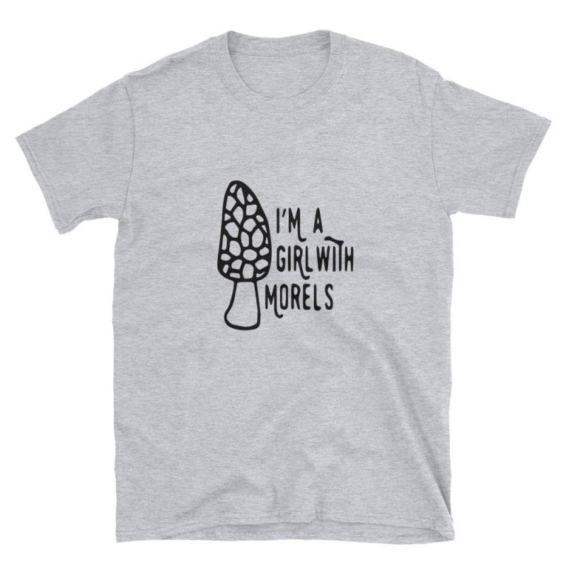 Ich Bin Ein Mädchen Mit Morcheln Gildan Kurzarm Unisex T-Shirt von RaccoonLakeShop