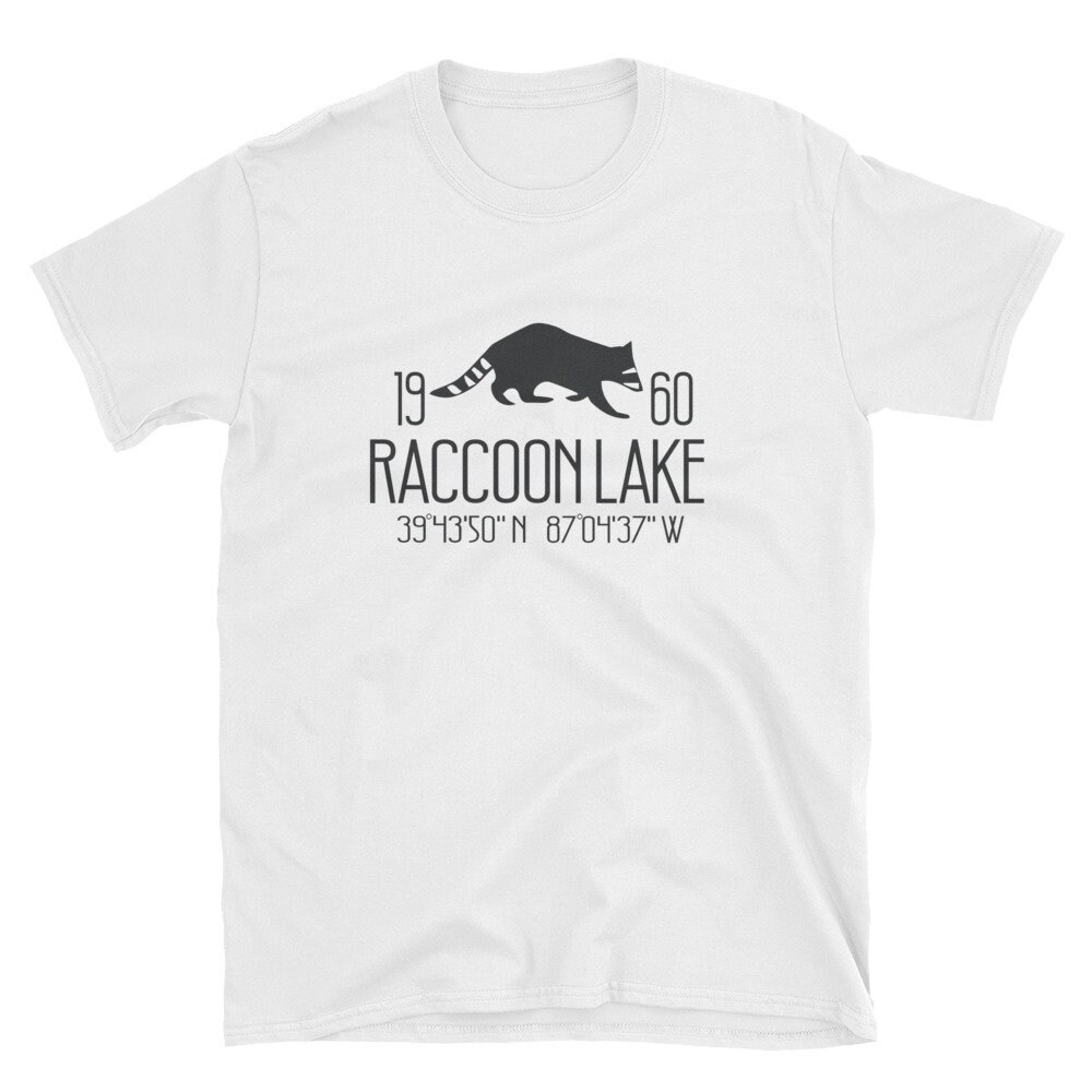 Raccoon Lake Koordinaten Gildan Kurzärmeliges Unisex-T-Shirt von RaccoonLakeShop
