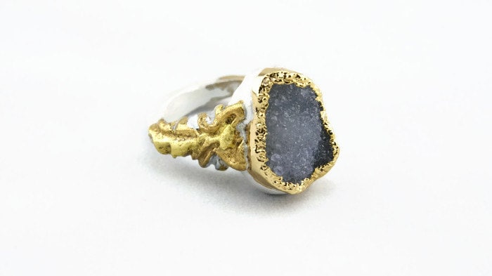 Atemberaubende Gold Getaucht Druzy Hand Geformt Grauen Ring Tear Drop Ringgröße 8, 5 Atemberaubende Gold Getaucht Druzy Hand Geformt Grauen Ring Tear Drop Ringgröße 8, 5 von RachelNaderDesign