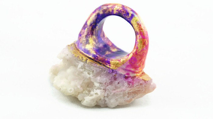 Große Wunderschöne Roh Rosa Quarz-Anweisung Cocktail-Ring Größe 7, 5 Jackson Pollock Farbe Splatter Finger Bling Große Wunderschöne Roh Rosa Quarz-Anweisung Cocktail-Ring Größe 7, 5 Jackson Pollock Farbe Splatter Finger Bling von RachelNaderDesign