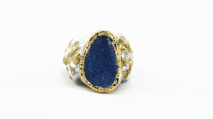 Lux Gold Getaucht Erstaunlich Ozean Blau Druzy Handgeschnitzten Ringgröße 9 Eines Eine Art Prinzessin Märchen Aussage Ring Lux Gold Getaucht Erstaunlich Ozean Blau Druzy Handgeschnitzten Ringgröße 9 Eines Eine Art Prinzessin Märchen Aussage Ring von RachelNaderDesign
