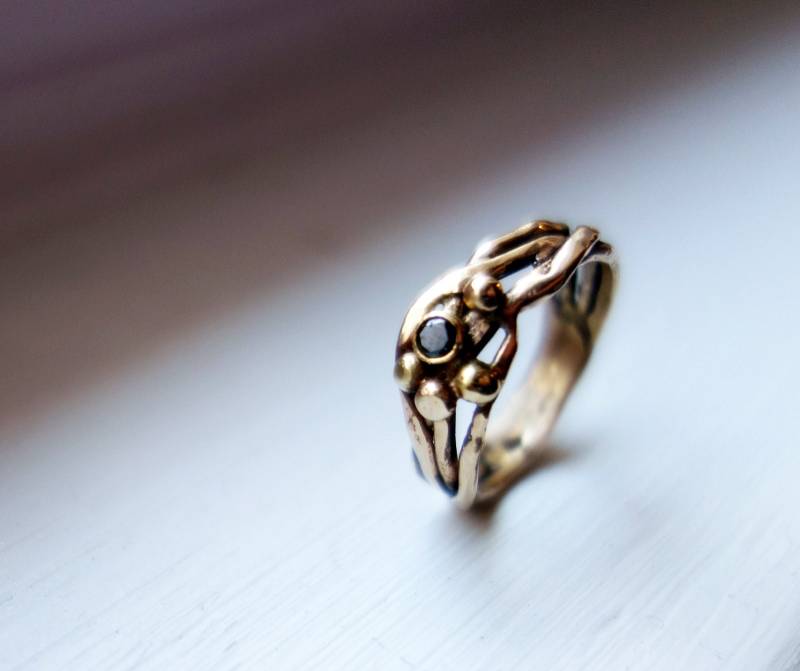 Handgemachter 14K Gelbgold Nest Ring Mit Schwarzer Diamant Alternative Ehering von RachelPfefferDesigns