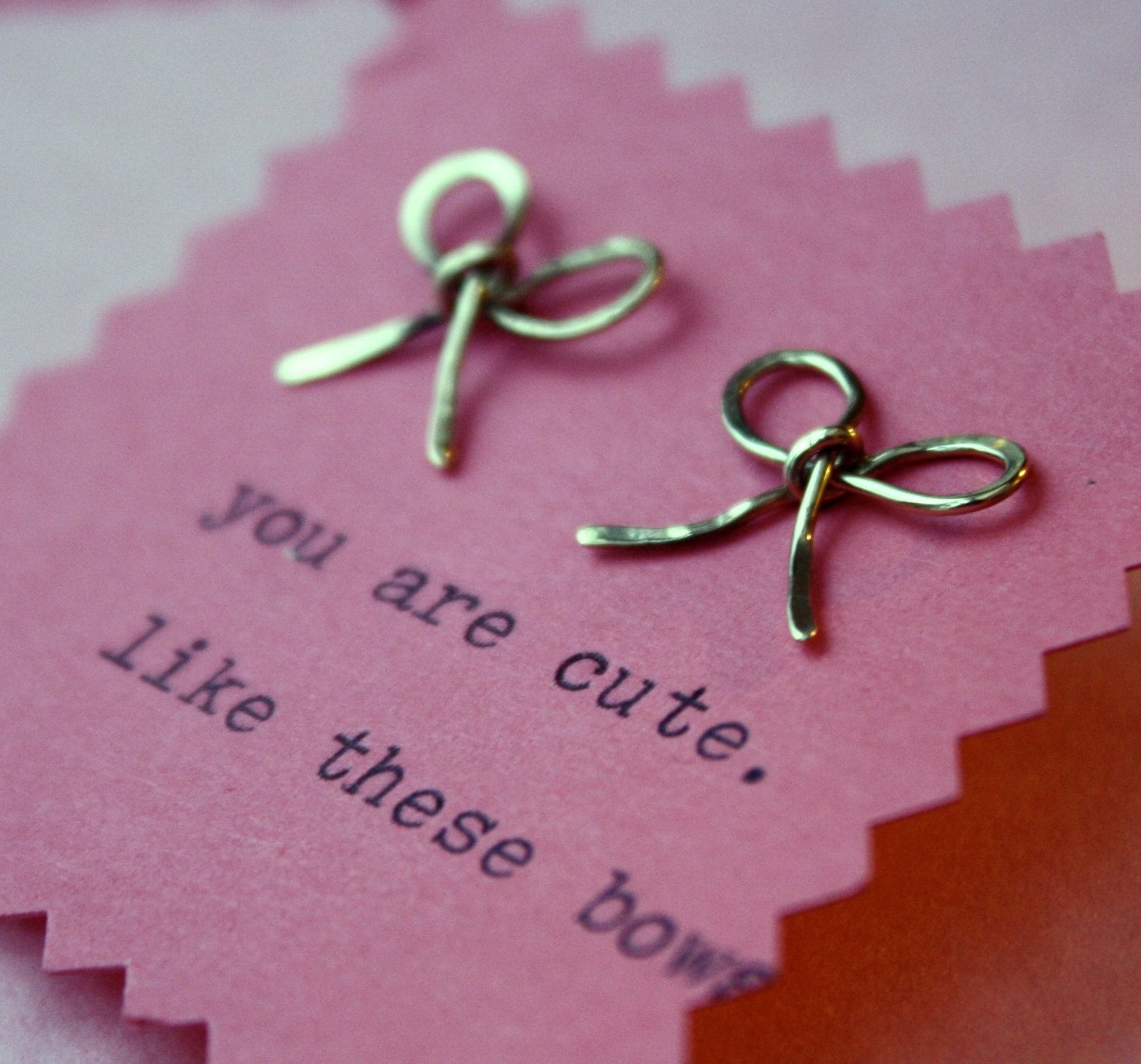 14K Gold-Fill Schleifen Ohrstecker Auf Süßen Karten von RachelPfefferDesigns