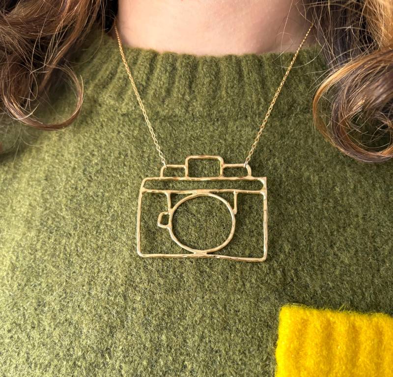 14K Vergoldeter Kameraanhänger Handgemacht Von Rachel Pfeffer von RachelPfefferDesigns