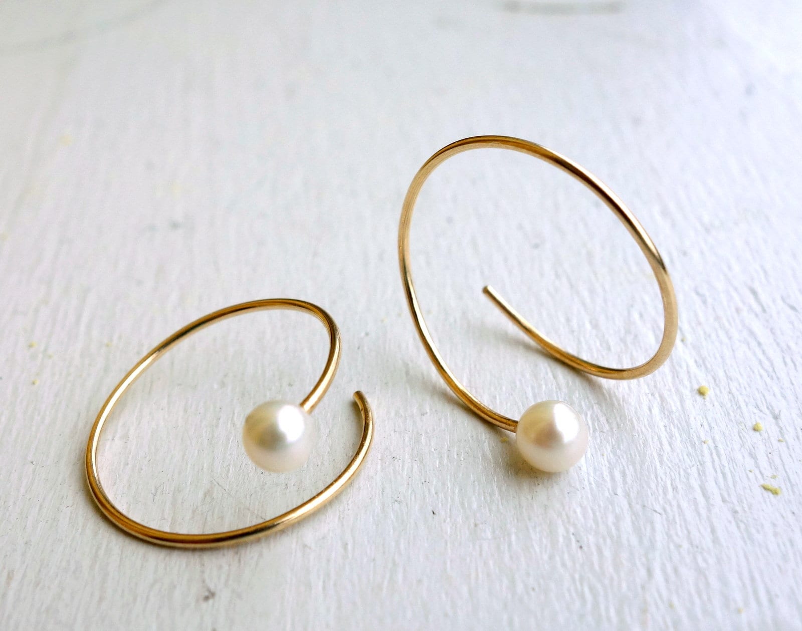 Creolen Schleifen 14K Gold Und Pearl Loop - Juni Birthstone Creolen Schleifen 14K Gold Und Pearl Loop - Juni Birthstone von RachelPfefferDesigns