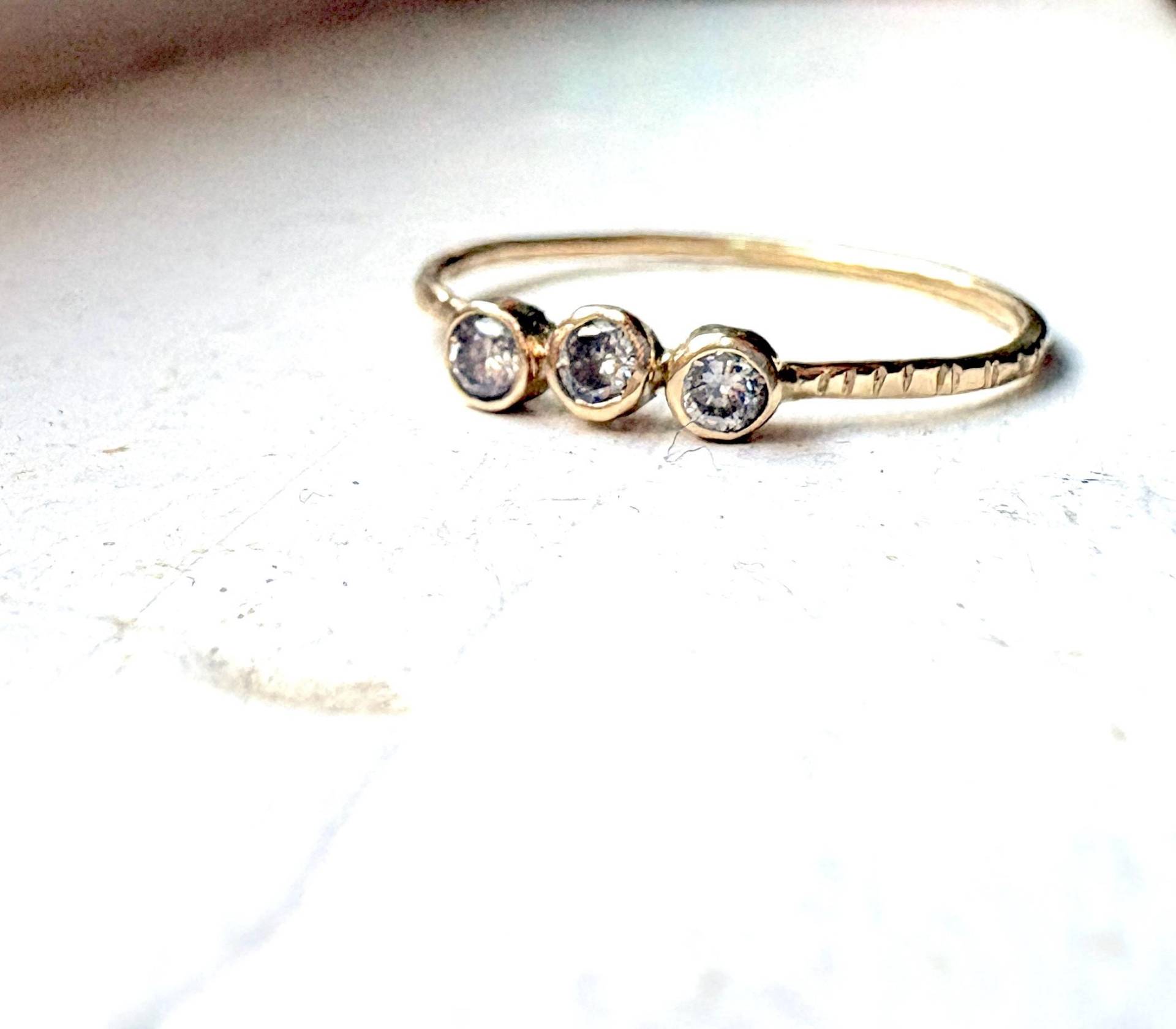 Diamant Trio Zierlicher Gehämmerter Ring Aus 585Er Gold Mit Recycelten Diamanten Diamant Trio Zierlicher Gehämmerter Ring Aus 585Er Gold Mit Recycelten Diamanten von RachelPfefferDesigns