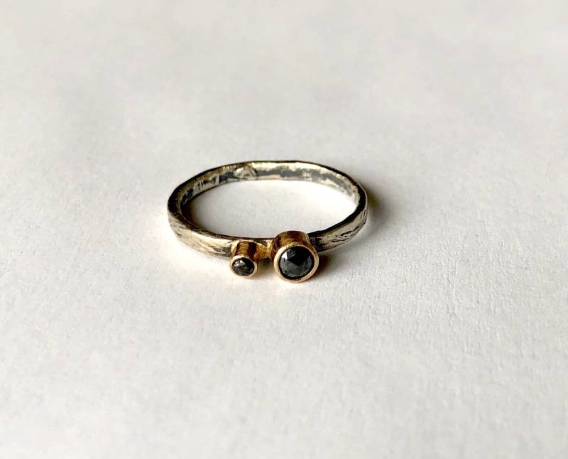 Handgemachte Doppel Black Diamond Ring in 14K Gelbgold Auf Dünnem Silber Schwarz Band Zwei-stein-Ring Asymmetrisch von RachelPfefferDesigns