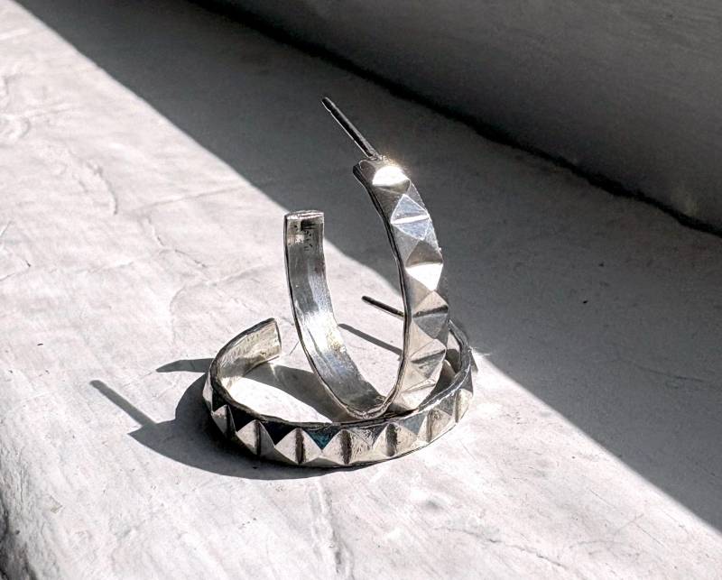 Facettierte Kleine Sterling Silber Creolen von RachelPfefferDesigns