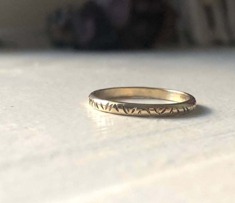 Handgemachte Fresh Cut Grass 14K Gold Wedding Band Gehämmerte Linien Muster von RachelPfefferDesigns