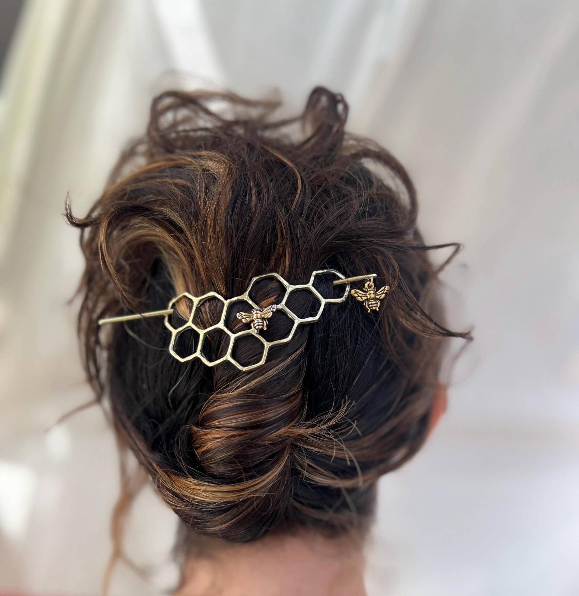 Handgemachte Große Messingwaben Handgemachte Haarknoten Schiebe Pin Mit Baumelnder Bienen Haar Twist Bun Handgemachte Große Messingwaben Handgemachte Haarknoten Schiebe Pin Mit Baumelnder Bienen Haar Twist Bun von RachelPfefferDesigns