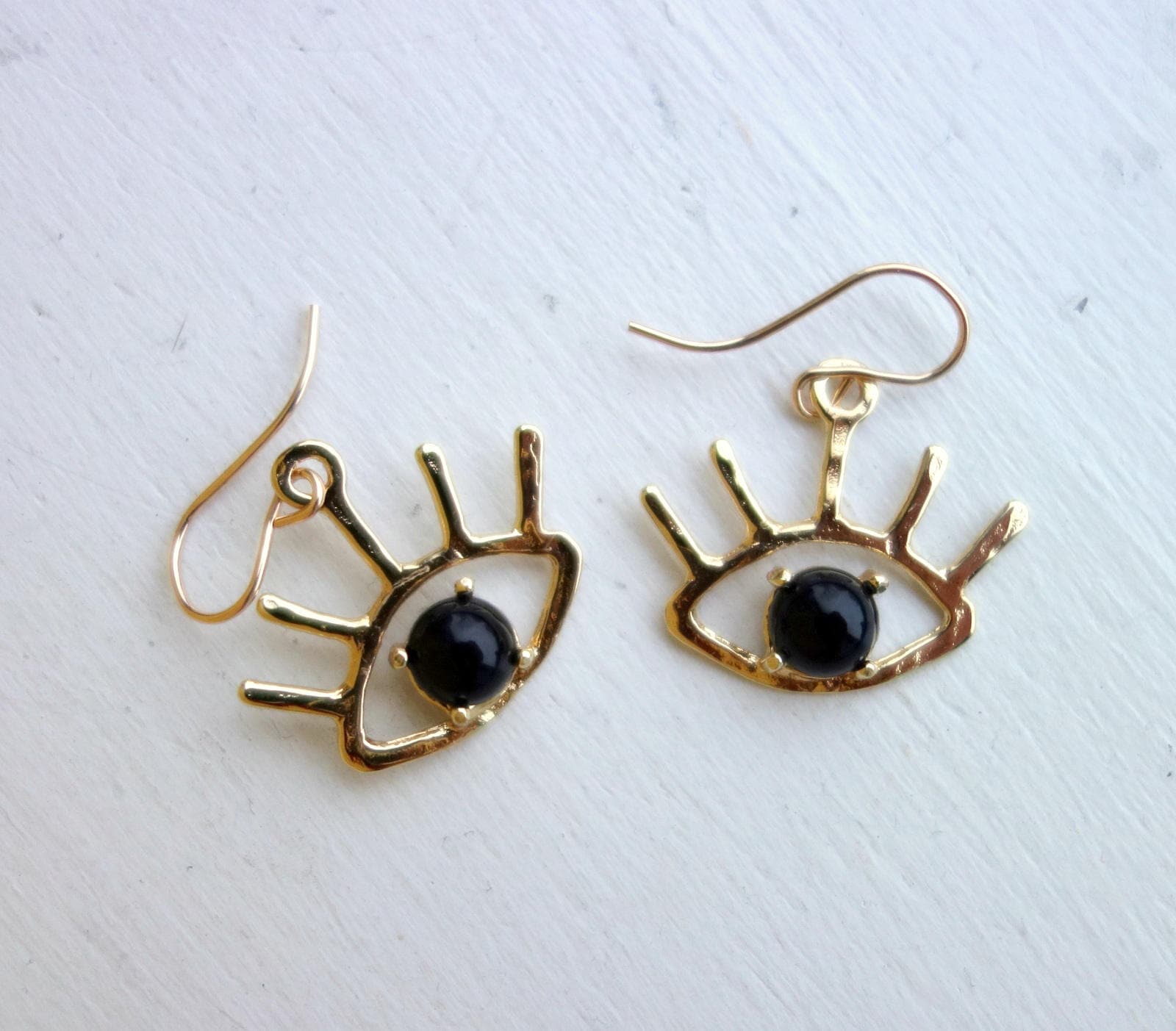 Handgefertigte Beholder Ohrringe Messing Und Onyx Eye Handgefertigte Beholder Ohrringe Messing Und Onyx Eye von RachelPfefferDesigns