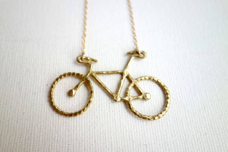 Handgemachte Handmade Original Rachel Pfeffer Messing Bike Halskette An 16 Gold Filled Kette von RachelPfefferDesigns