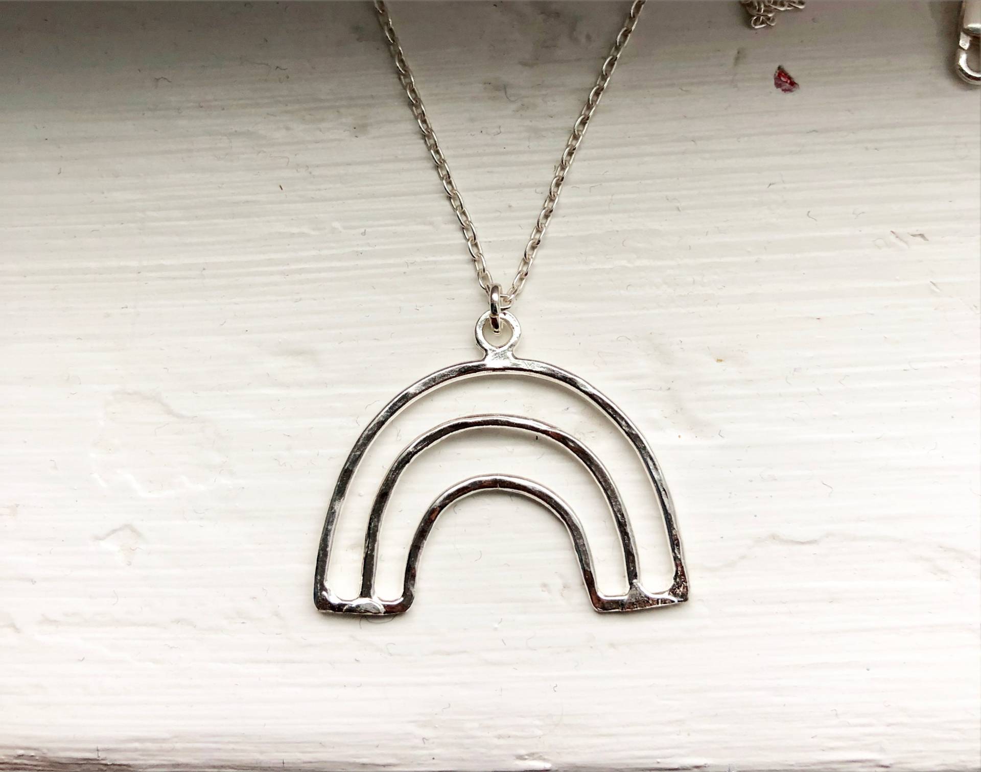 Handgemachte Minimalist Regenbogen Halskette Aus Sterlingsilber Handgemachte Minimalist Regenbogen Halskette Aus Sterlingsilber von RachelPfefferDesigns
