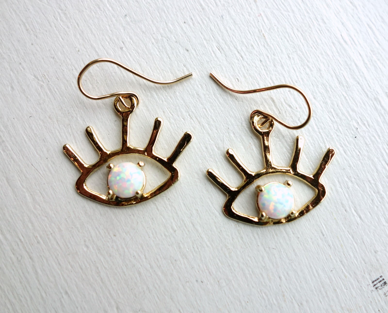"Handgemachte "The Beholder" Ohrringe Gold Und Opal Ohrring Tropfen." "Handgemachte "The Beholder" Ohrringe Gold Und Opal Ohrring Tropfen." von RachelPfefferDesigns