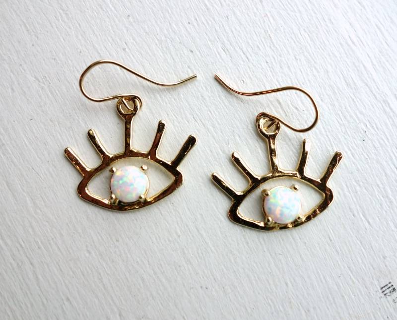 "Handgemachte "The Beholder" Ohrringe Gold Und Opal Ohrring Tropfen." von RachelPfefferDesigns