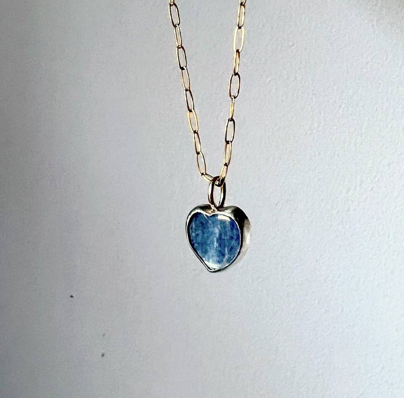 Handgemachter Kyanit Herz Anhänger in Sterling Silber Bezel An 14K Goldfilled Kette von RachelPfefferDesigns
