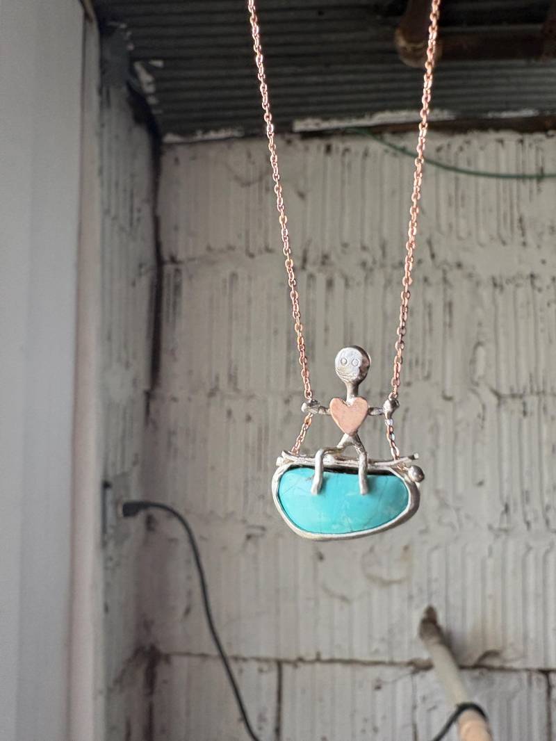 Handgemachter Sterling Silber Türkis Anhänger Swinging Person Mit Gold Herz von RachelPfefferDesigns