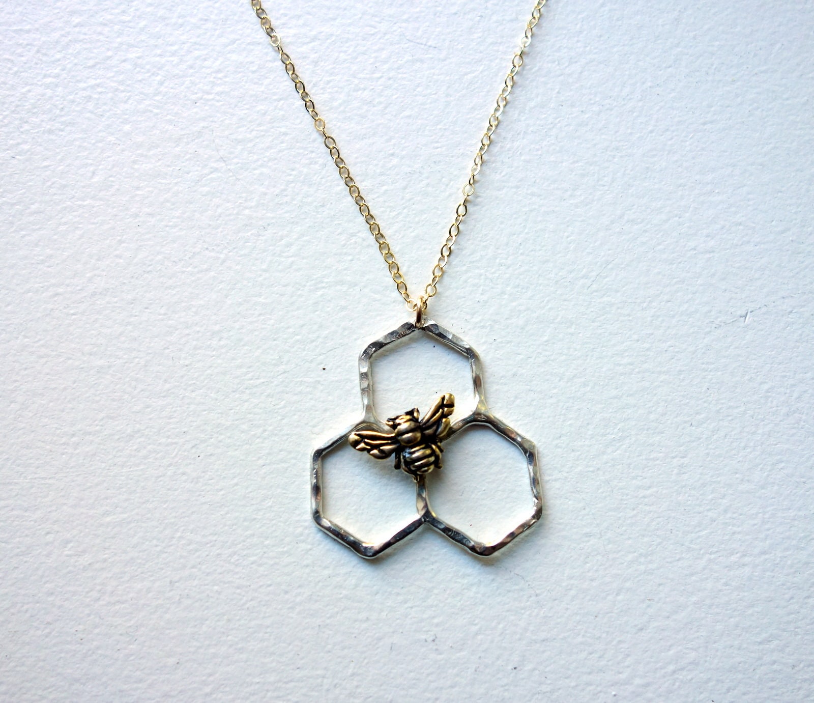"Handgemachter Sterling Silber Waben Anhänger Mit "Biene" Und Vergoldeter Biene Von Rachel Pfeffer." "Handgemachter Sterling Silber Waben Anhänger Mit "Biene" Und Vergoldeter Biene Von Rachel Pfeffer." von RachelPfefferDesigns