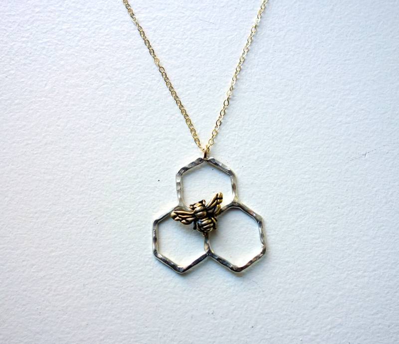 "Handgemachter Sterling Silber Waben Anhänger Mit "Biene" Und Vergoldeter Biene Von Rachel Pfeffer." von RachelPfefferDesigns