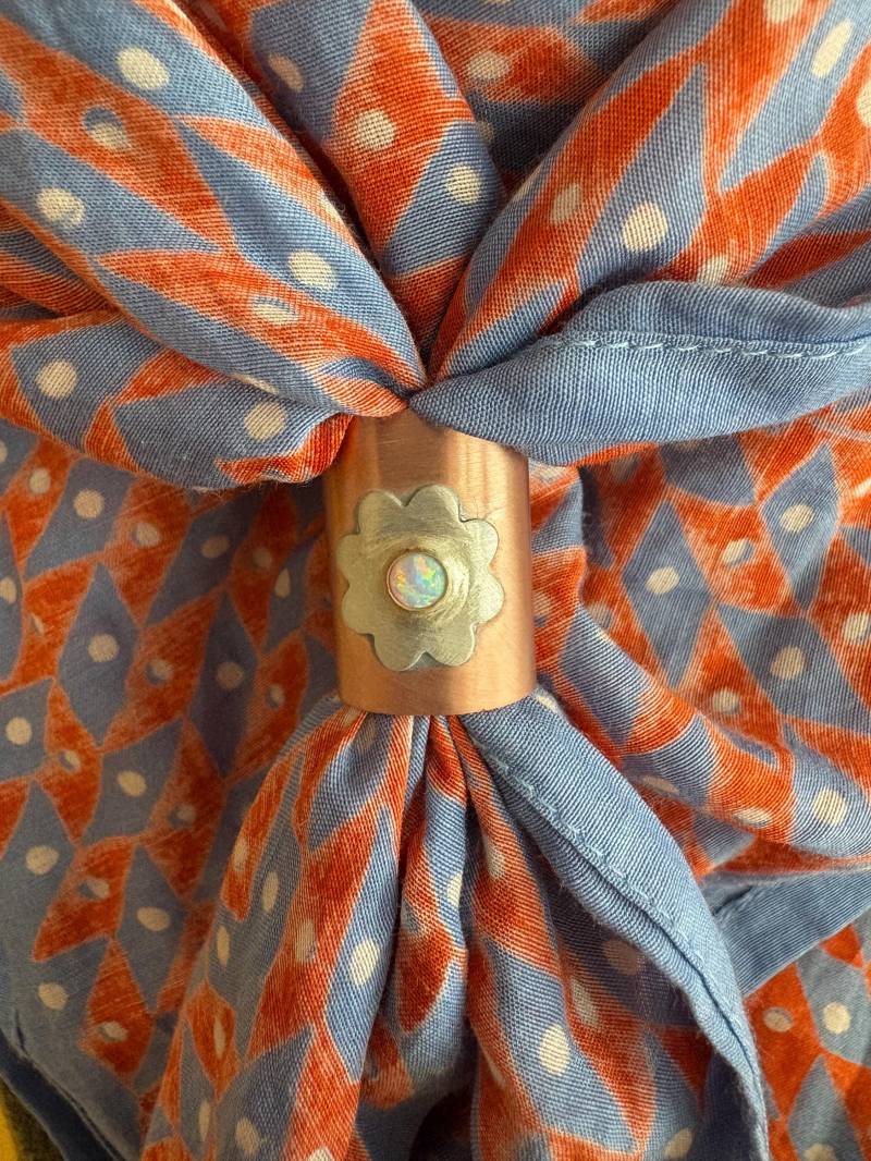 Handmade Kupfer Und Sterling Silber Opal Blumen-Schal-Schiebe-Halstuch von RachelPfefferDesigns
