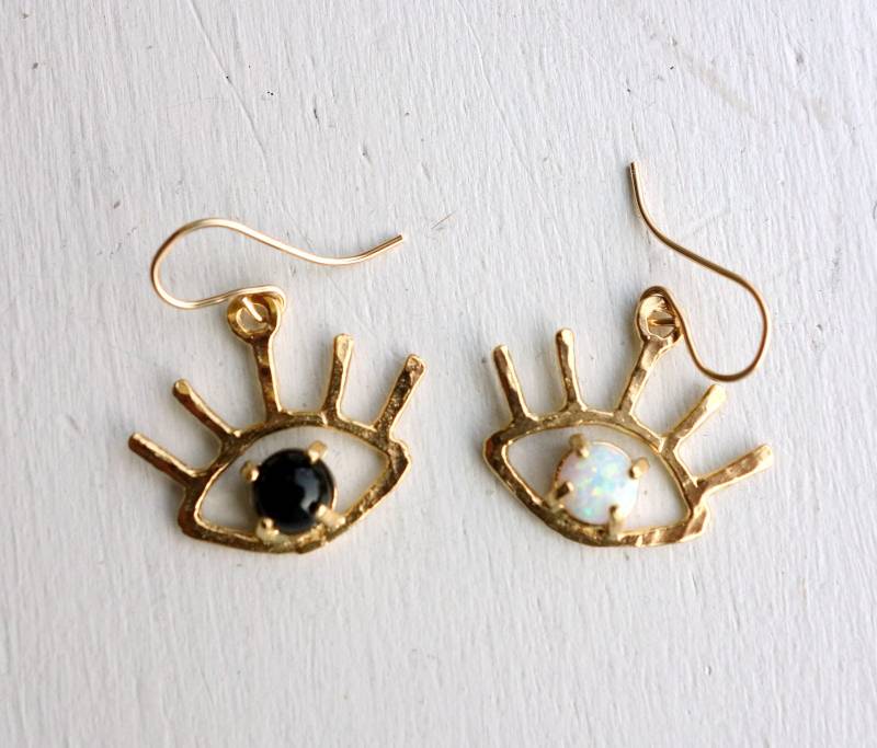 Handgefertigte, Nicht Übereinstimmende Augen-Ohrringe - Vergoldete Onyx- Und Opal-Augen-Ohrringe Mit Wimpern, Böser Blick-Gold-Ohrringe von RachelPfefferDesigns
