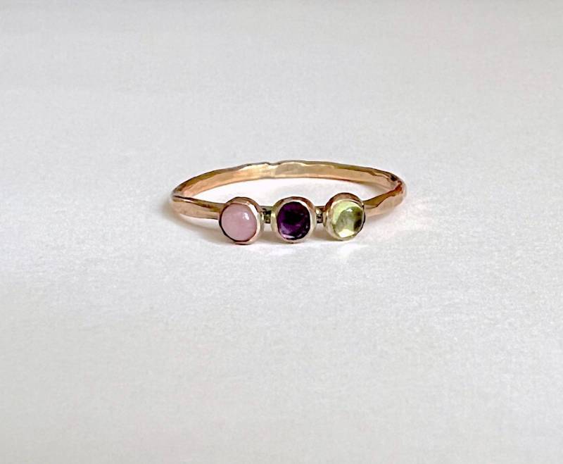 Mixed Stone Trio Ring in 14K Gold Fill Mit Peridot Amethyst Und Pink Opal Geburtsstein von RachelPfefferDesigns